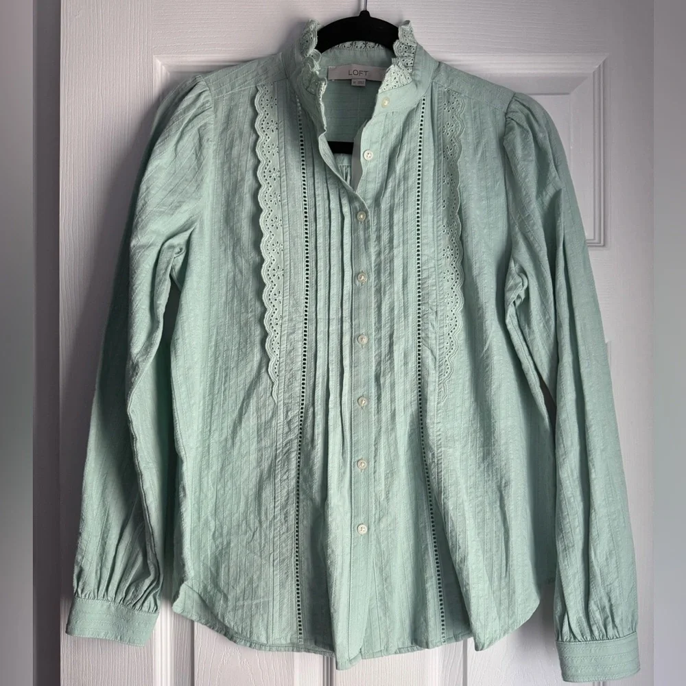 LOFT Women's Mint Green Lace Trim Pintuck Button Up Shirt Size XS‎